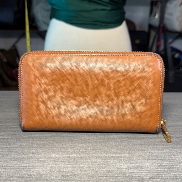 Tory Burch Gold Logo Tan Wallet - Picture 2 of 8